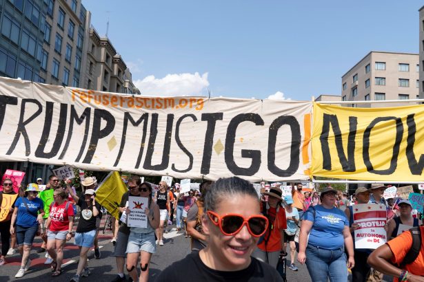 Trump amenaza con enviar tropas a Chicago: Protestas en Washington