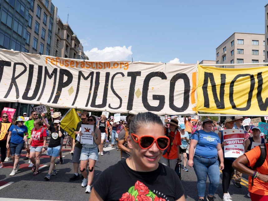 Trump amenaza con enviar tropas a Chicago: Protestas en Washington