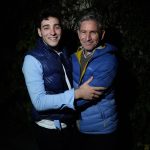 Reencuentro emotivo: Padre e hijo se reencuentran tras 10 años