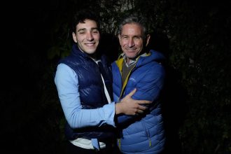 Reencuentro emotivo: Padre e hijo se reencuentran tras 10 años