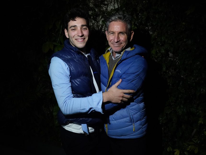 Reencuentro emotivo: Padre e hijo se reencuentran tras 10 años