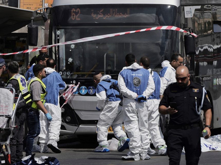 Tragedia en Jerusalén: Seis muertos en tiroteo en parada de micros