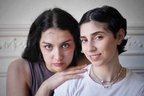 Miranda y Zoe: Las Amigas que Brillaron en el Thriller de Lali Espósito