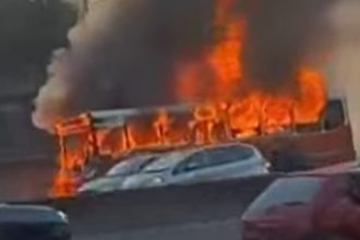 Incendio de micro escolar en la Panamericana causa caos vehicular