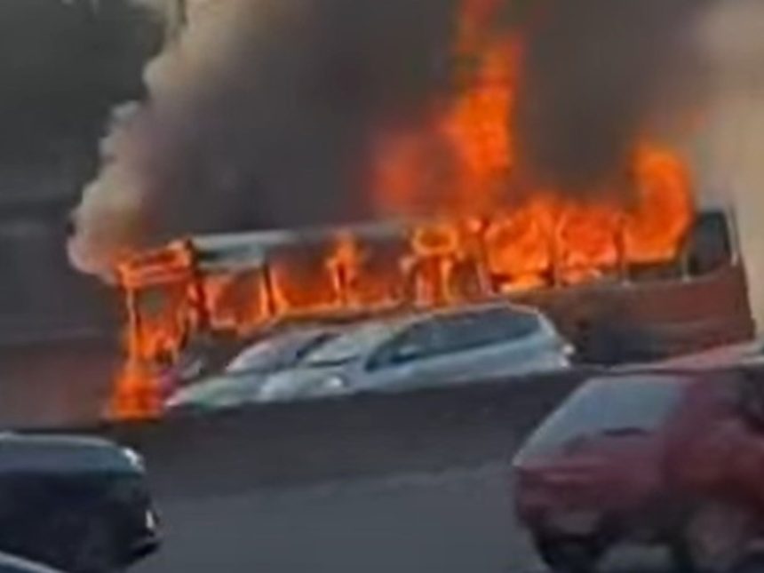 Incendio de micro escolar en la Panamericana causa caos vehicular