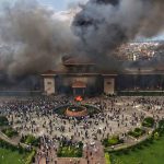 Tragedia en Nepal: 30 muertos y toque de queda en medio del caos