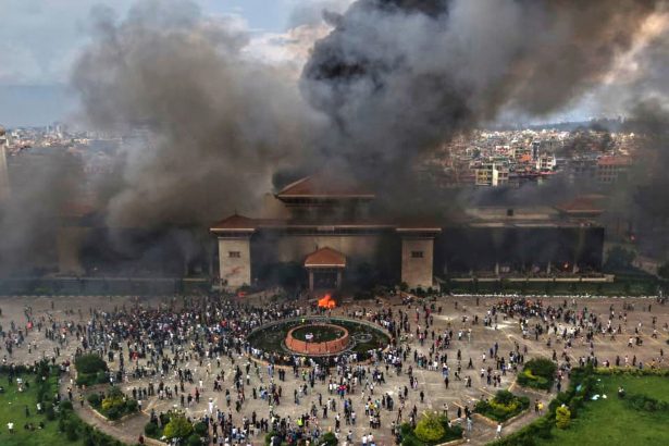 Tragedia en Nepal: 30 muertos y toque de queda en medio del caos