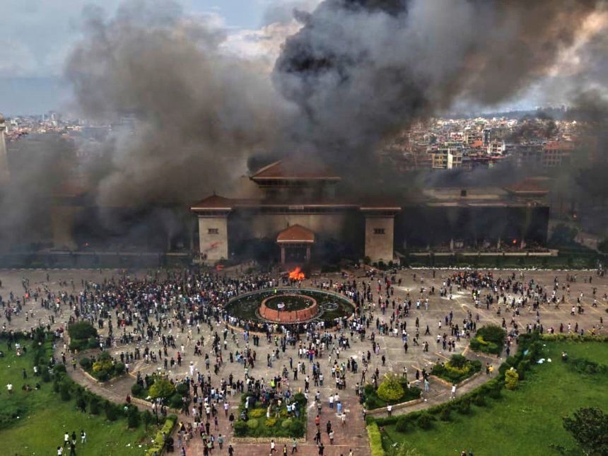 Tragedia en Nepal: 30 muertos y toque de queda en medio del caos