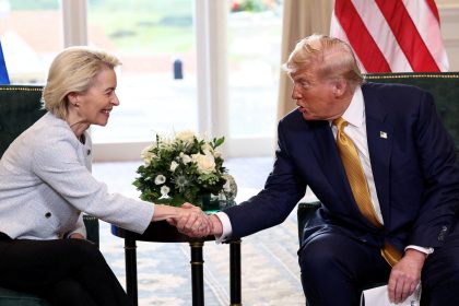 Trump sugiere aranceles a China e India para presionar a Putin