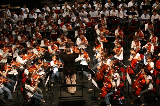 Más de 100 jóvenes talentos brillan en la ‘Sinfonía Mágica’ del Coliseo