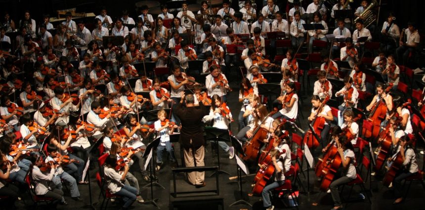 Más de 100 jóvenes talentos brillan en la ‘Sinfonía Mágica’ del Coliseo