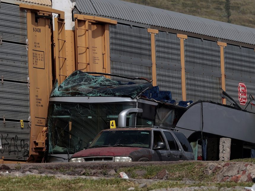 Detienen al conductor del micro que ignoró la barrera y fue arrollado