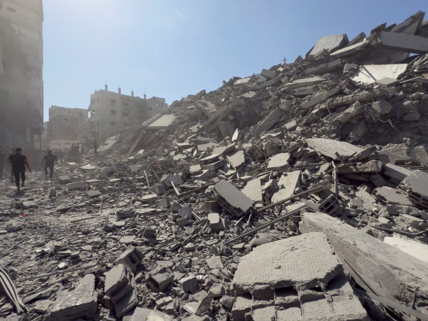 El colapso de la Torre Ghafri: el rascacielos de Gaza en llamas