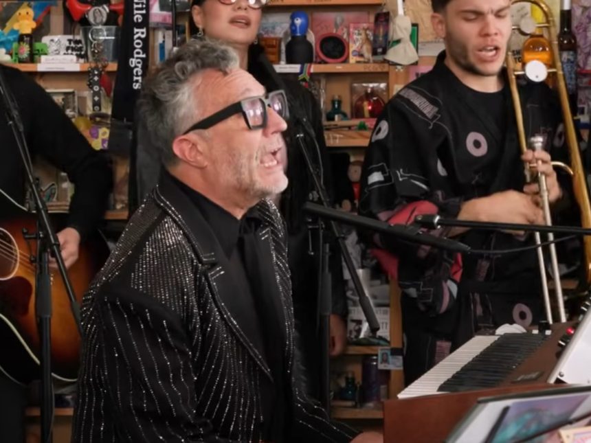Fito Páez deslumbró con su energía en el Tiny Desk de Washington