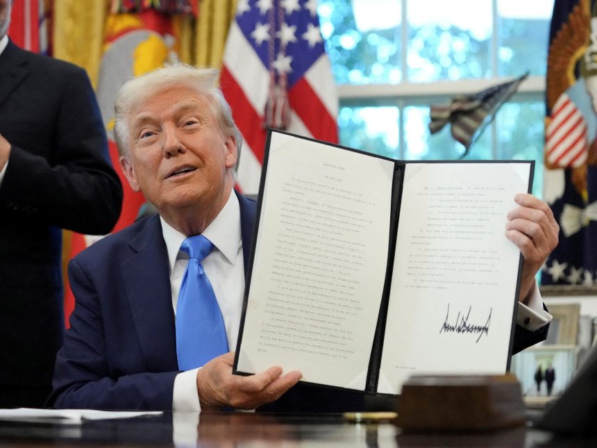 Trump Introduce Visa de $100,000 Anuales y Nueva ‘Tarjeta Dorada