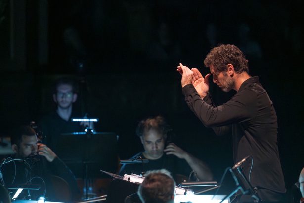 Descubre ‘La Bella y la Bestia’ de Philip Glass: Un Poema Visual Erótico