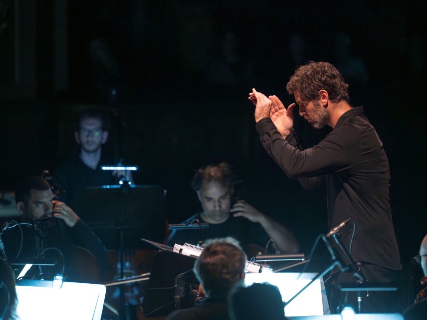 Descubre ‘La Bella y la Bestia’ de Philip Glass: Un Poema Visual Erótico