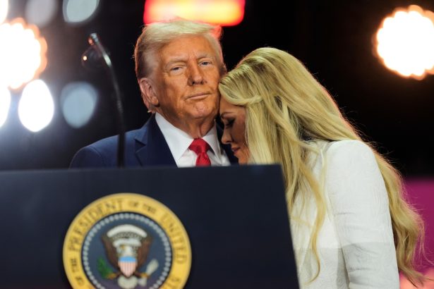 Trump rinde homenaje a Charlie Kirk: ‘Un gran patriota’ ante 73 mil