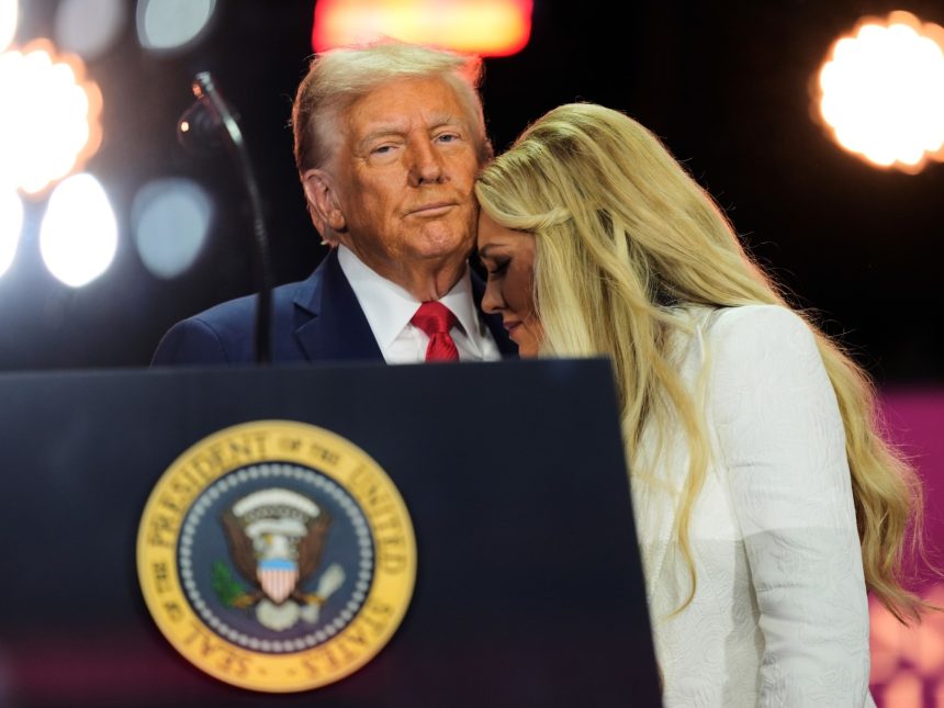 Trump rinde homenaje a Charlie Kirk: ‘Un gran patriota’ ante 73 mil