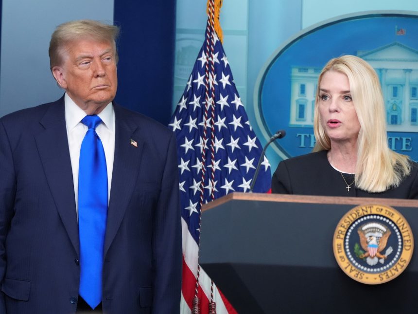 Trump exige a su Fiscal General investigar a rivales políticos ya