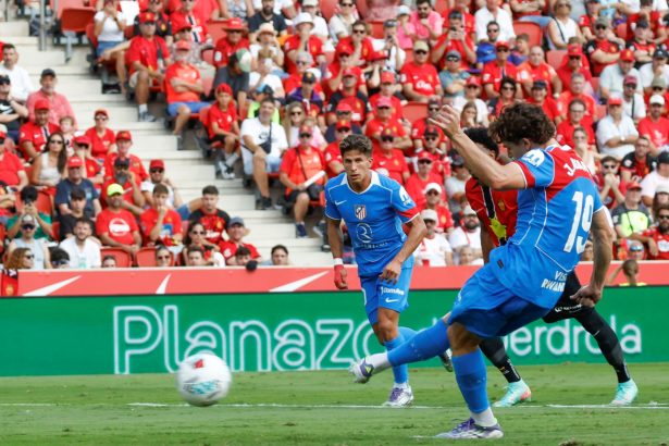 Julián Álvarez falla penal y se enoja al ser reemplazado por Simeone