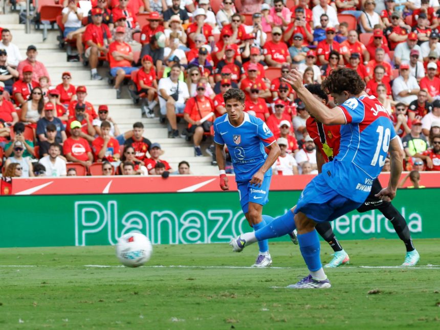 Julián Álvarez falla penal y se enoja al ser reemplazado por Simeone