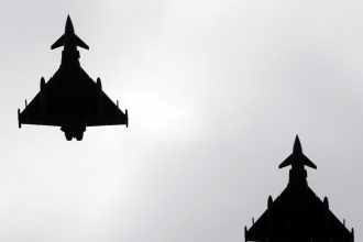 Gran Bretaña advierte a Putin: derribará aviones rusos en la OTAN