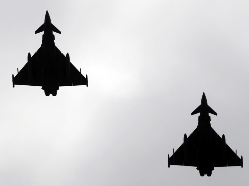 Gran Bretaña advierte a Putin: derribará aviones rusos en la OTAN