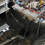 Impactante socavón en Tailandia: autos y postes desaparecen en 50m