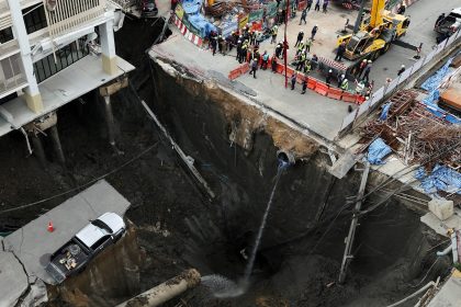 Impactante socavón en Tailandia: autos y postes desaparecen en 50m
