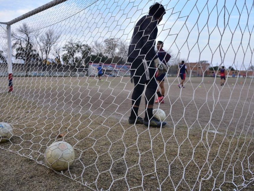 Tragedia en Córdoba: fallecen un joven de 13 y un hombre de 57 jugando fútbol