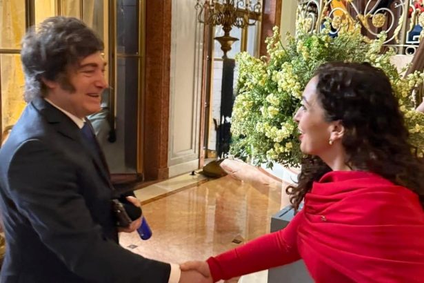 Polémica: Milei saluda a la presidenta de Kosovo, ¿un error diplomático?