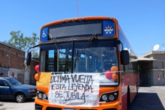 Emotiva despedida: el chofer de colectivo celebra su jubilación