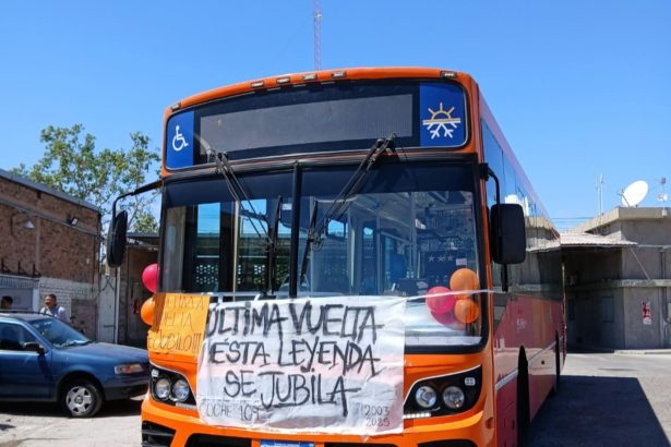 Emotiva despedida: el chofer de colectivo celebra su jubilación