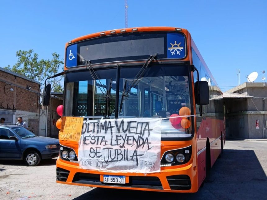 Emotiva despedida: el chofer de colectivo celebra su jubilación