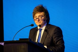 Milei en Mendoza: Almuerzo con Productores y Caminata Blindada