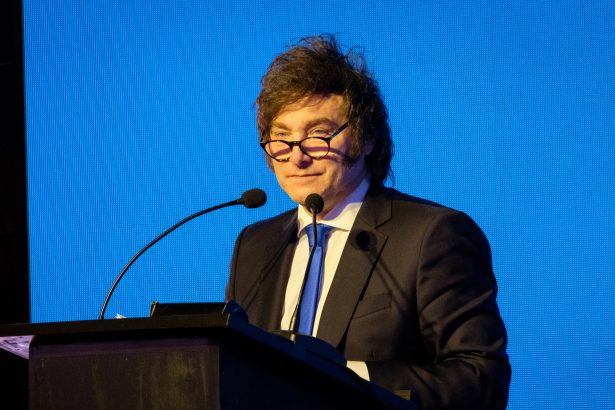 Milei en Mendoza: Almuerzo con Productores y Caminata Blindada