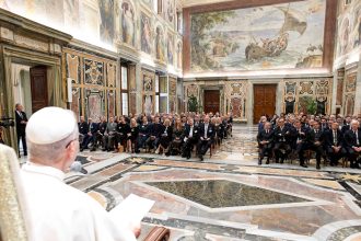 León XIV: El Periodismo de Agencias, Defensa Contra la Posverdad