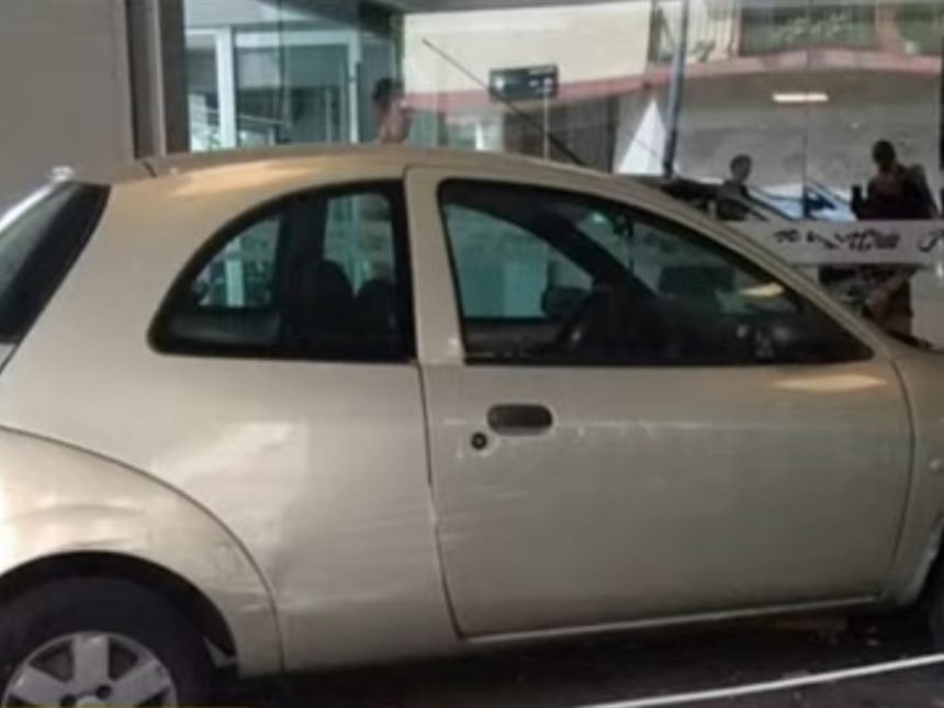 Impactante choque en San Cristóbal: mujer arrollada y auto en gimnasio