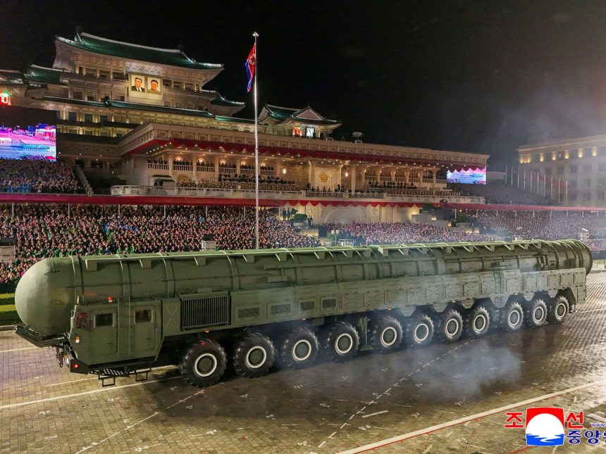 Corea del Norte revela su misil de largo alcance más potente hasta ahora