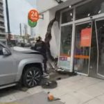 Impactante choque: camioneta arrasa farmacia tras embestir auto