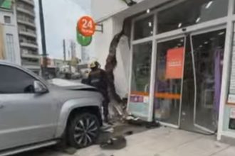 Impactante choque: camioneta arrasa farmacia tras embestir auto