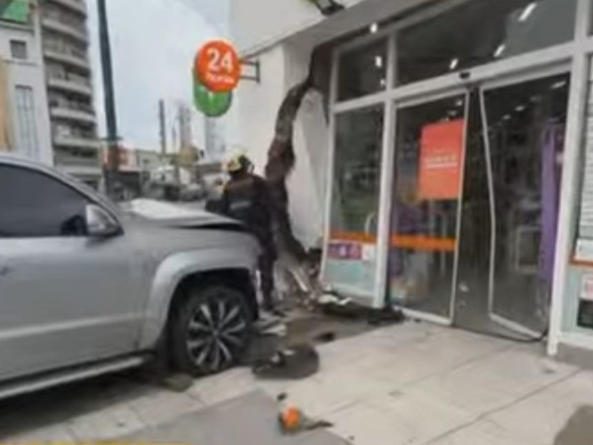 Impactante choque: camioneta arrasa farmacia tras embestir auto
