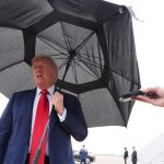 Trump se reúne con familias de rehenes en Israel y visita Egipto
