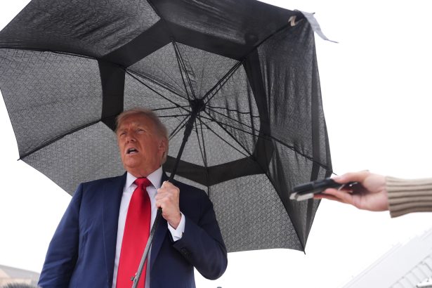 Trump se reúne con familias de rehenes en Israel y visita Egipto