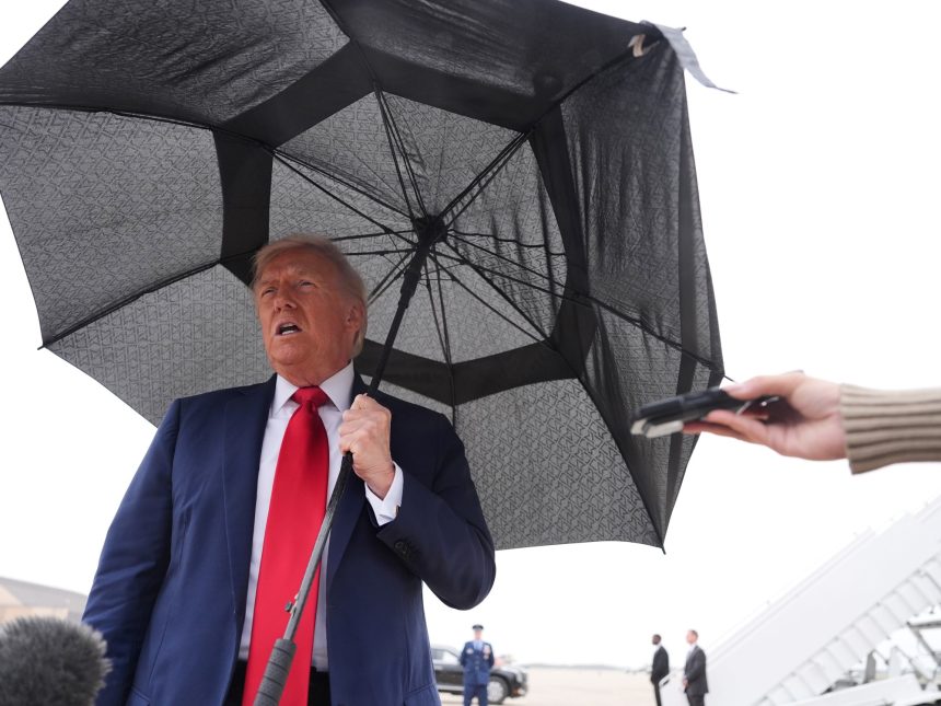 Trump se reúne con familias de rehenes en Israel y visita Egipto