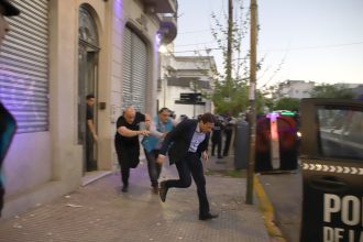 Moretti regresa a San Lorenzo, pero escapa en patrullero tras protestas