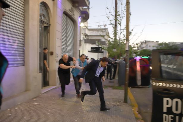 Moretti regresa a San Lorenzo, pero escapa en patrullero tras protestas