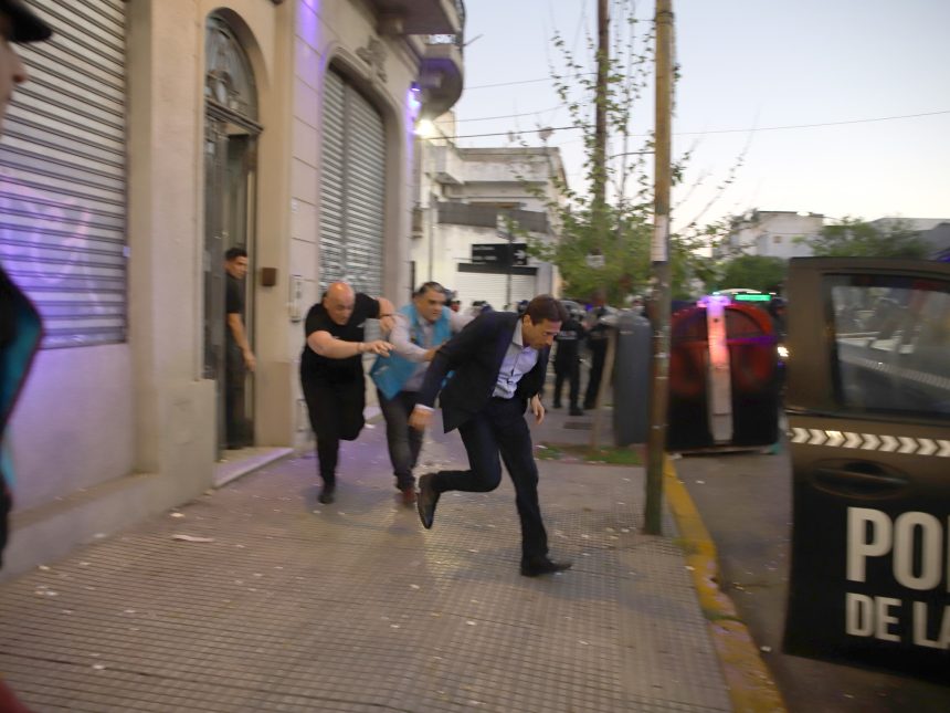 Moretti regresa a San Lorenzo, pero escapa en patrullero tras protestas