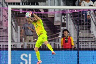Dibu Martínez evita un gol insólito y se acerca a Chiquito Romero